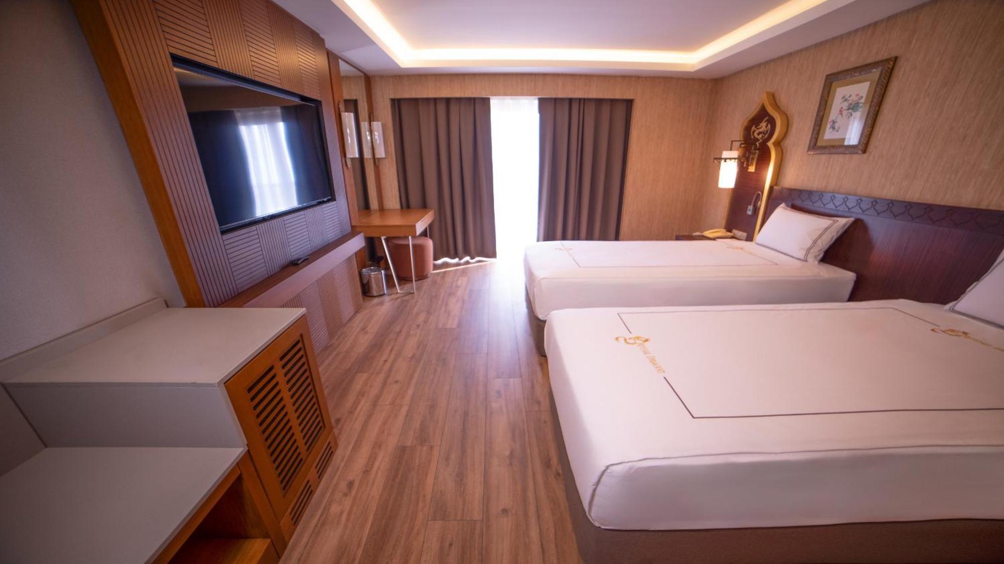 Royal Dragon Hotel Side Luaran gambar