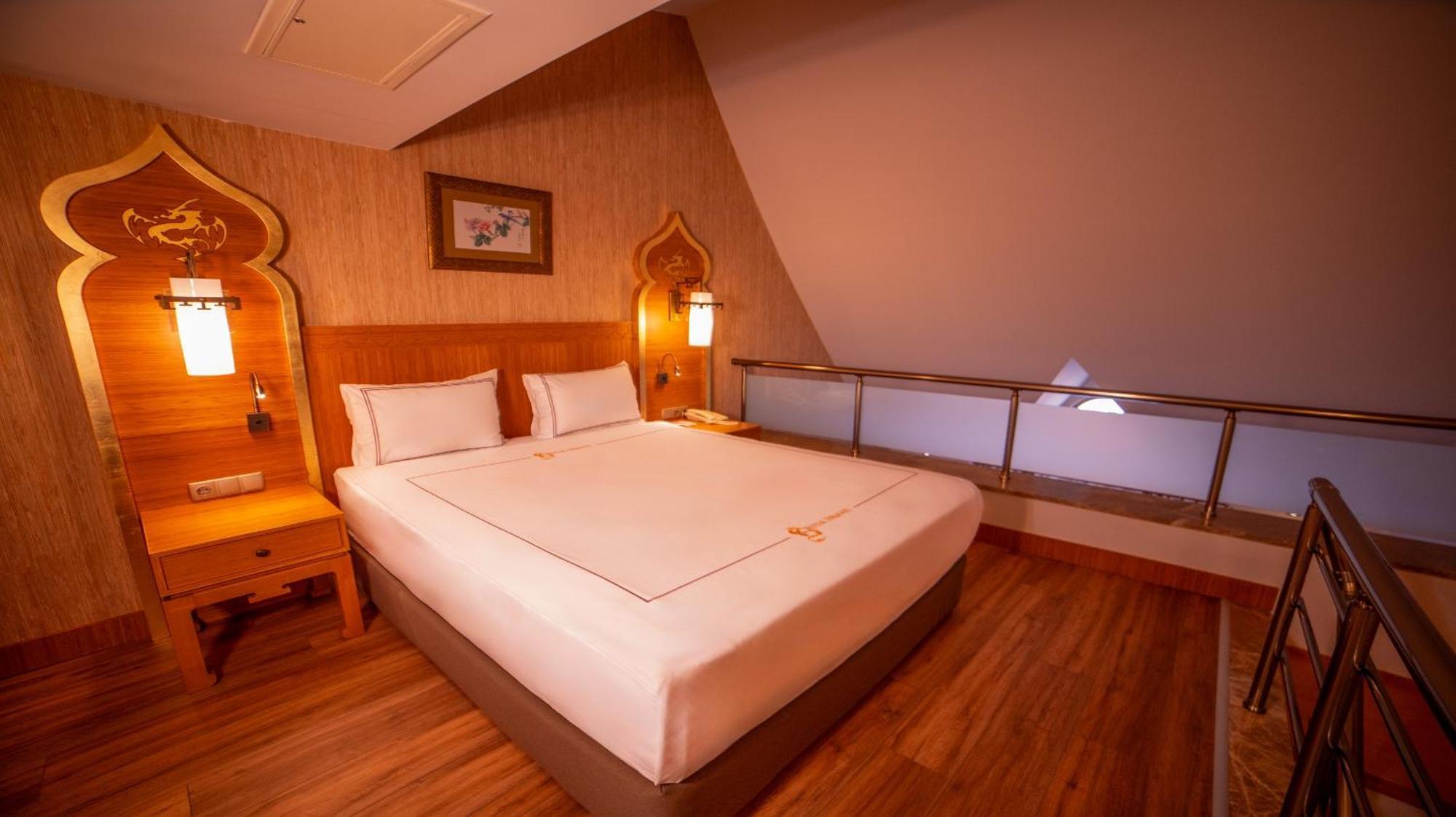 Royal Dragon Hotel Side Luaran gambar