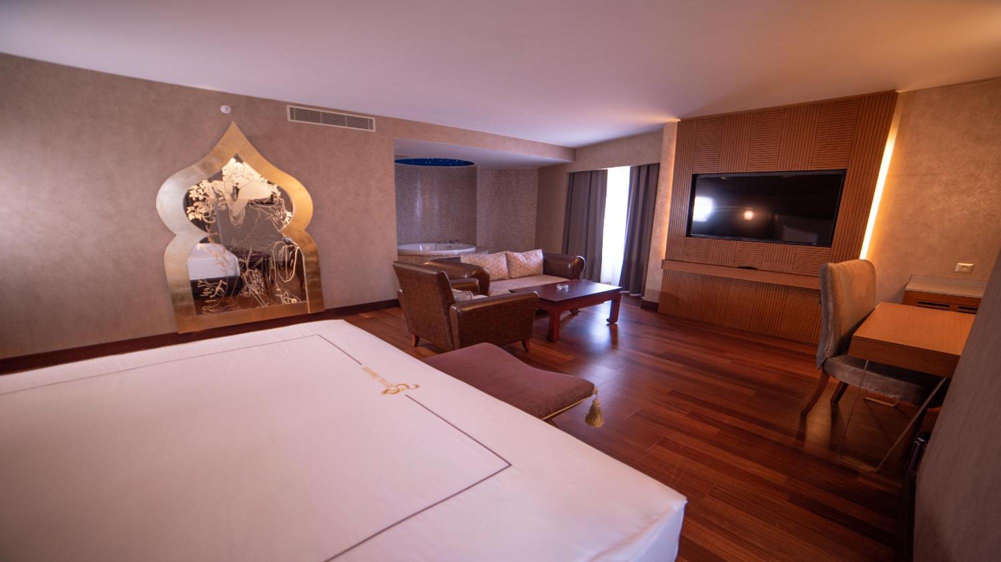 Royal Dragon Hotel Side Luaran gambar