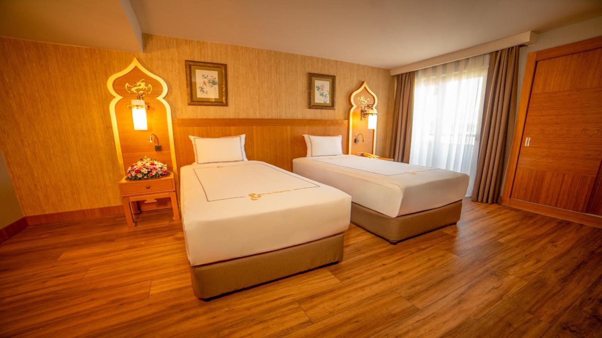 Royal Dragon Hotel Side Luaran gambar