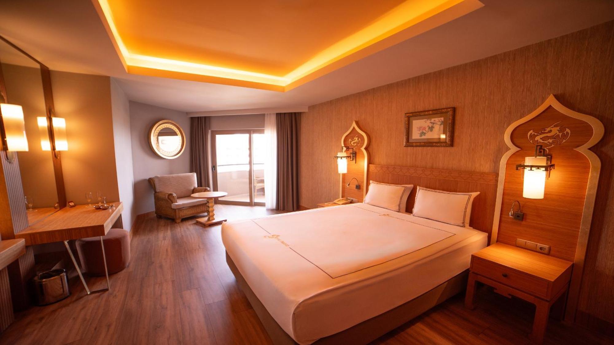 Royal Dragon Hotel Side Luaran gambar