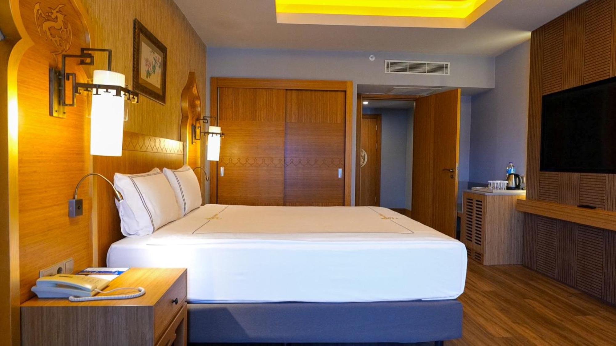 Royal Dragon Hotel Side Luaran gambar