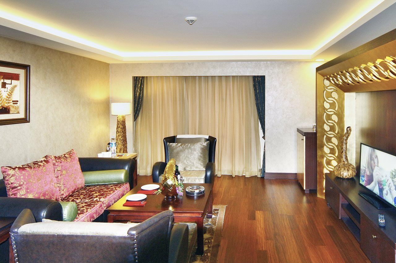 Royal Dragon Hotel Side Luaran gambar